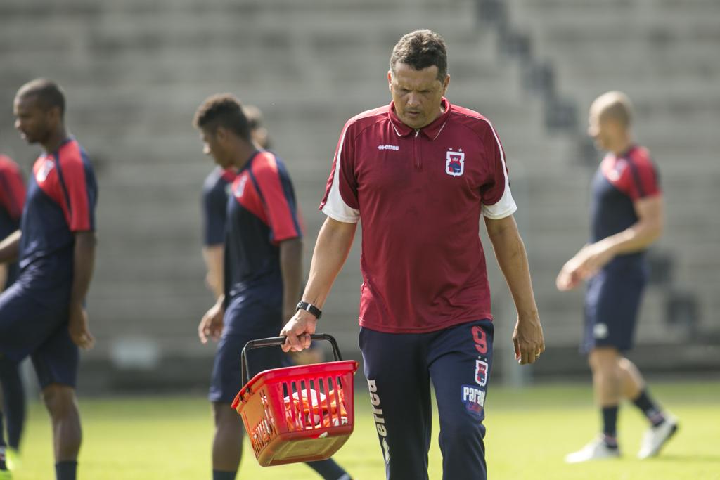Para Claudinei Oliveira, faltam jogadores experientes para fazer rodízio na escalação do Tricolor. | Marcelo Andrade/Gazeta do Povo