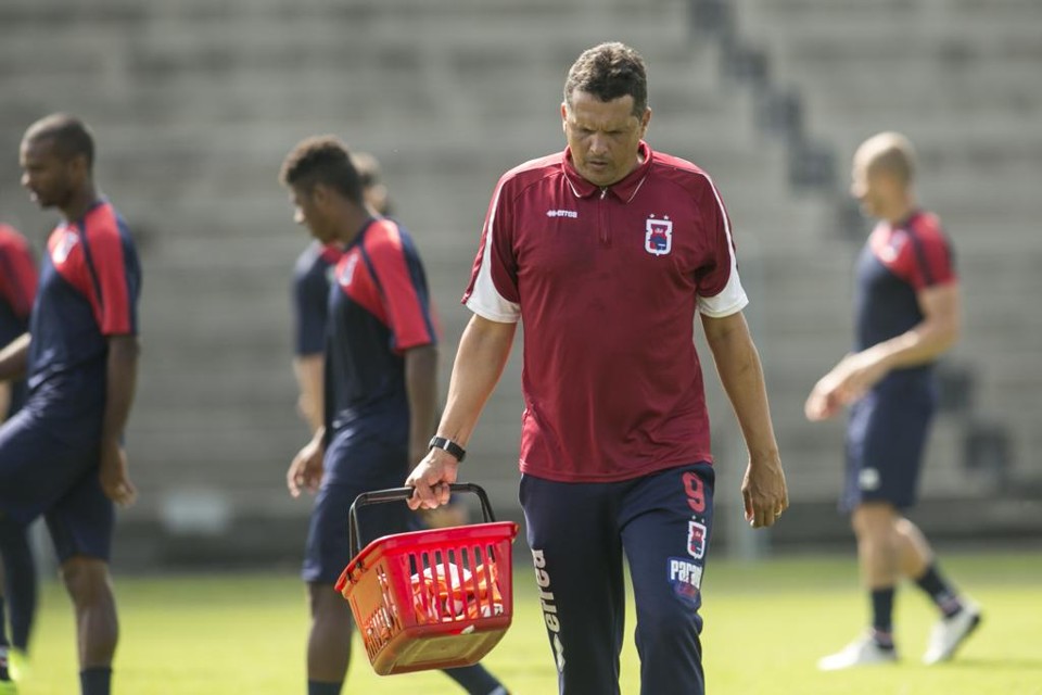Para Claudinei Oliveira, faltam jogadores experientes para fazer rodízio na escalação do Tricolor. | Marcelo Andrade/Gazeta do Povo