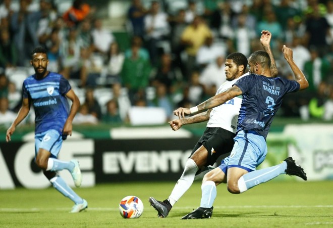 Leandro teve boa chance de gol no segundo tempo, mas foi travado pelo zagueiro do LEC. | Hugo Harada/Gazeta do Povo