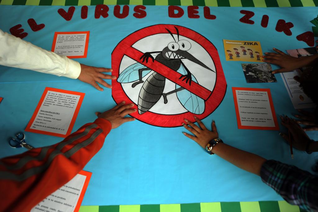 Estudantes de Pedagogia de Honduras fazem trabalho com alunos para conscientizar sobre o zika vírus e o Aedes aegypti | ORLANDO SIERRA/AFP
