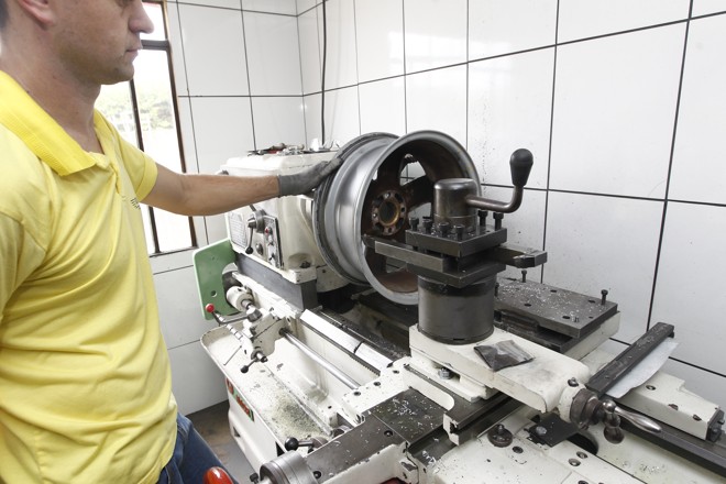 O primeiro passo para a correção das rodas é o desempenamento | Antônio More/Gazeta do Povo