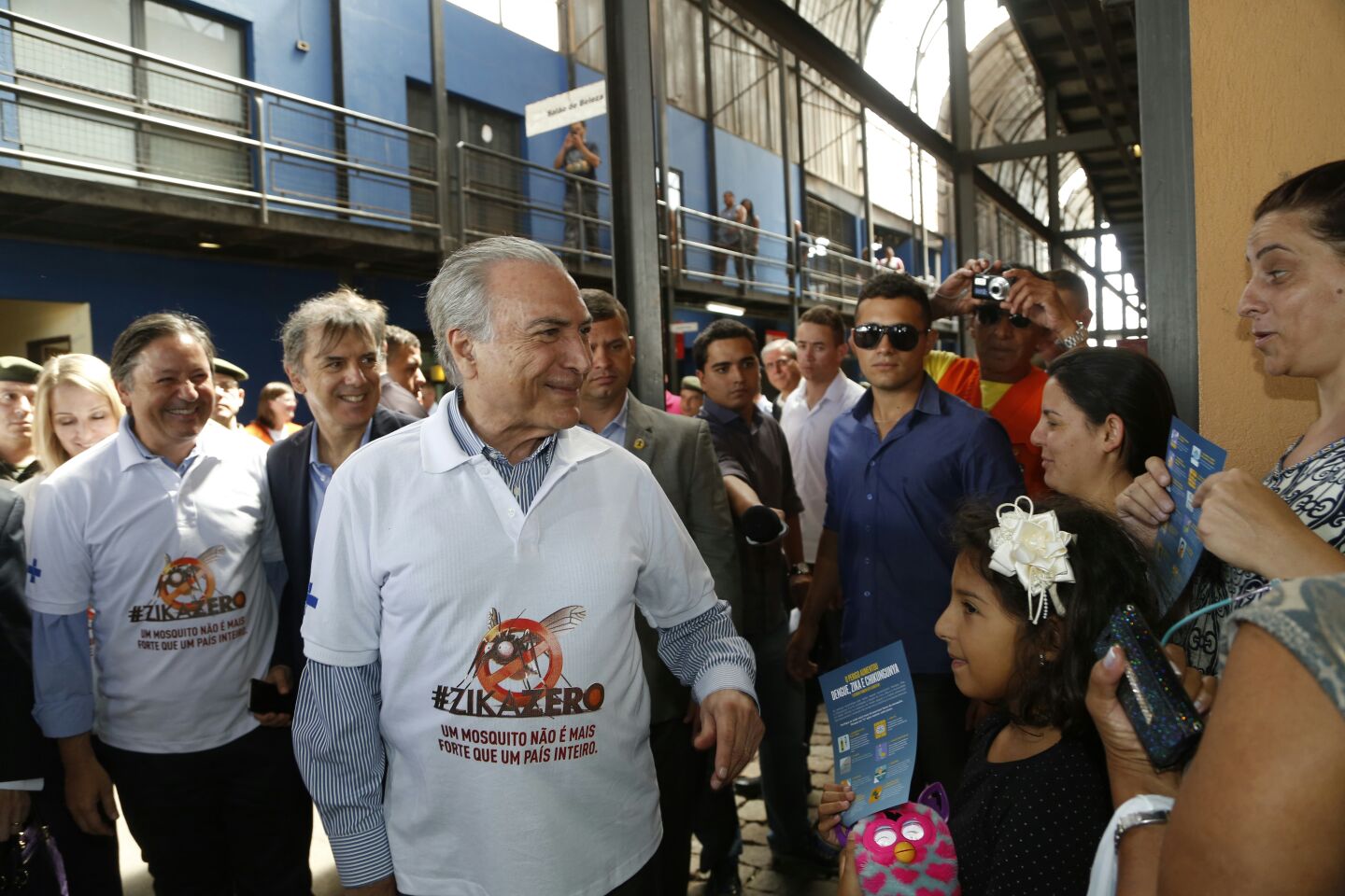 Temer no Terminal do Carmo: distribuição de panfletos que ensinam a combater o mosquito. | Henry Milléo/Gazeta do Povo