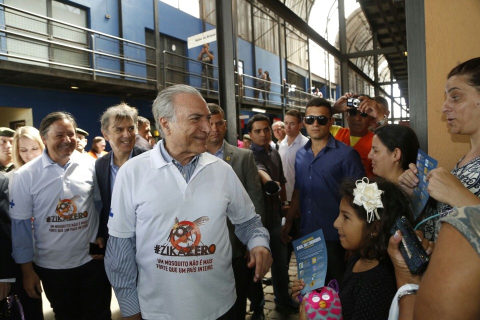 Temer no Terminal do Carmo: distribuição de panfletos que ensinam a combater o mosquito. | Henry Milléo/Gazeta do Povo