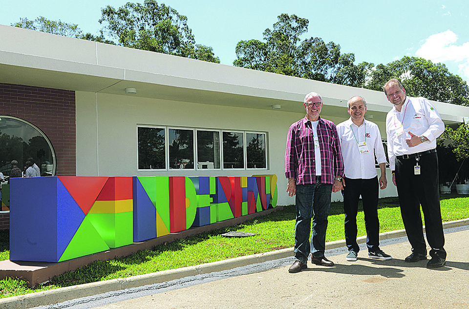 O presidente do Sistema Fiep, Edson Campagnolo (camisa xadrez), com o prefeito Gustavo Fruet e o presidente da regional da Diesel Systems/Bosch na América Latina, Daniel Korioth (à dir.), na inauguração do Centro de Educação Infantil Kinderhaus, na última sexta-feira, na sede da empresa, em Curitiba. | Humberto Michaltchuk