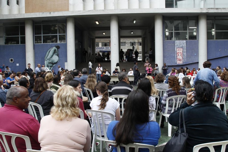Manifestantes se reuniram no pátio da Reitoria da UFPR | Aniele Nascimento/Gazeta do Povo