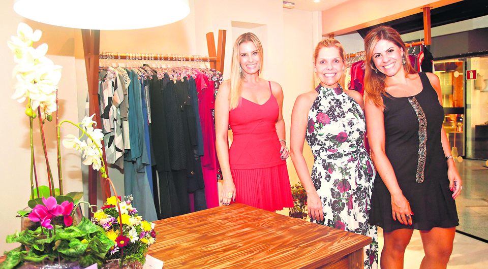 A empresária Laurize Gucoski Ruzza (à esq.) recebeu convidadas, como Caroline Bagio e Caroline Coelho Osternack, em coquetel de inauguração de sua loja, Sttudio Moda, ontem, na galeria Design Center, no Batel. Laurize recebeu flores e cumprimentos pelo evento e também pelo aniversário, que comemora hoje. | Julio Cesar Souza