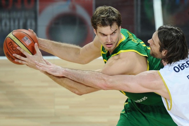 Thiago Splitter terá de passar por cirurgia para curar as fortes dores no quadril. | tg/FRANCK FIFE