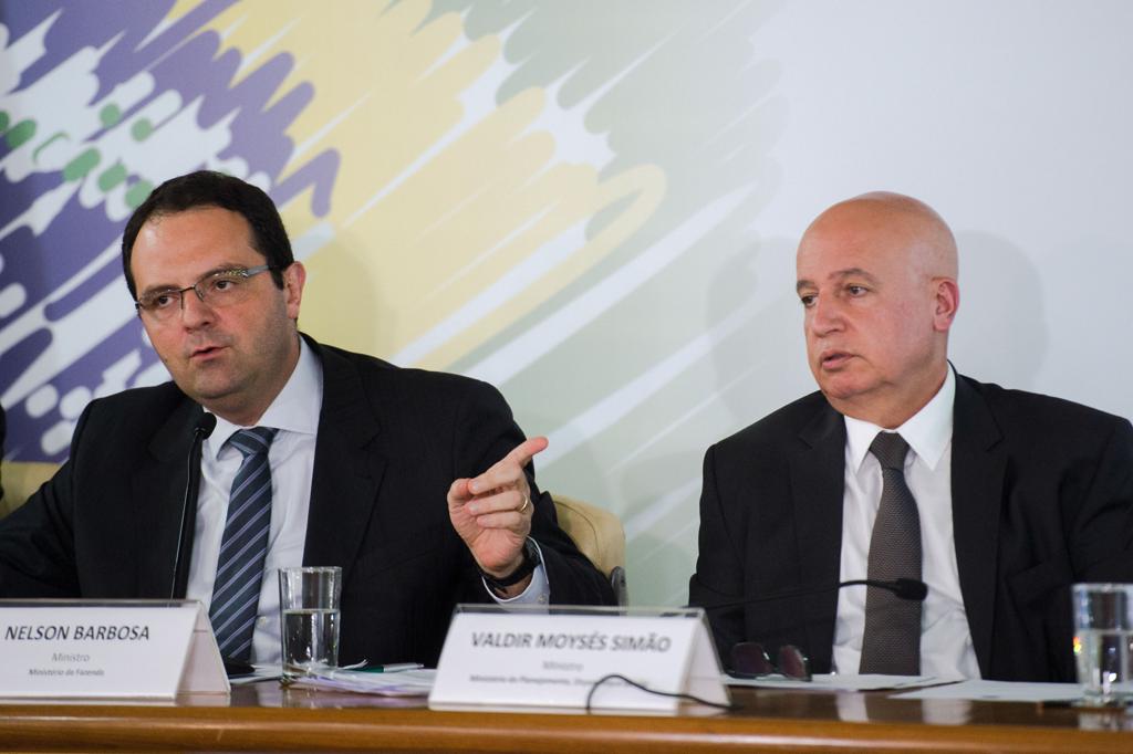 Ministros Nelson Barbosa e Valdir Simão anunciaram os cortes no orçamento do governo federal. | Marcelo Camargo/Agência Brasil