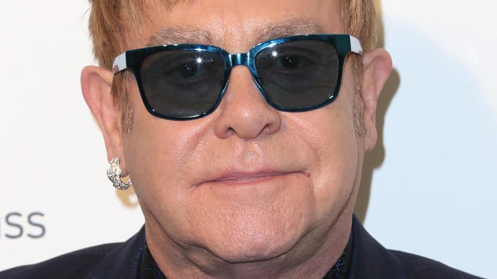 Elton John no estacionamento do lugar onde antes funcionava uma loja de discos. | Frederick M. Brown/AFP