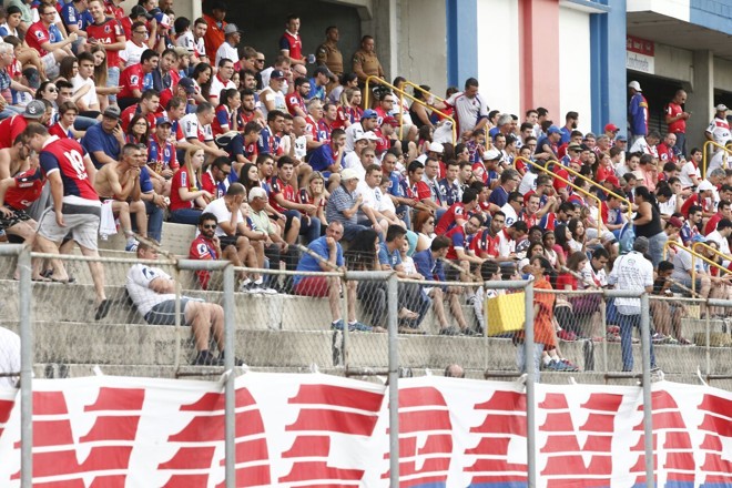 Torcida tricolor na vitória do Paraná sobre o J.Malucelli na largada do Paranaense. | Hugo Harada/Gazeta do Povo