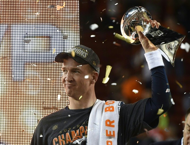 Peyton Manning segura o troféu da partida | TIMOTHY A. CLARY/AFP