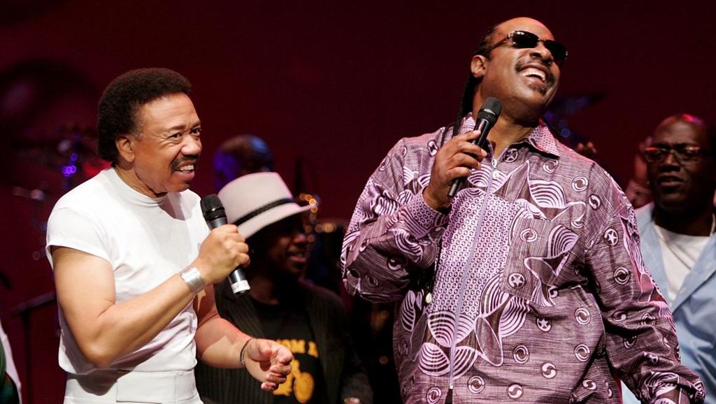 Maurice White durante apresentação com Stevie Wonder em 2004