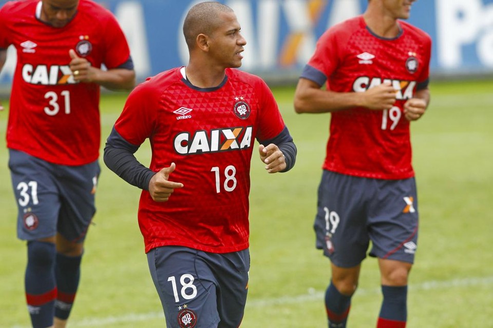 Por terem características semelhantes, Walter não acredita que jogará ao lado de André Lima. | Antônio More/Gazeta do Povo