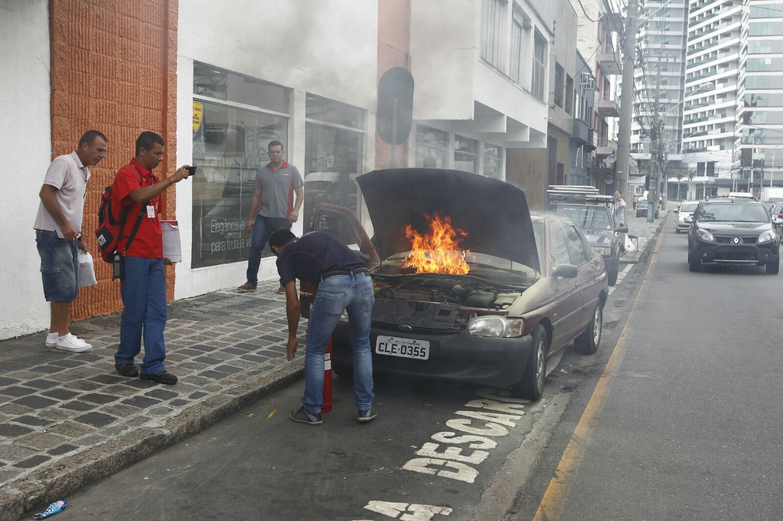 Comerciantes ajudaram a conter o incêndio do veículo. | Antônio More/Gazeta do Povo