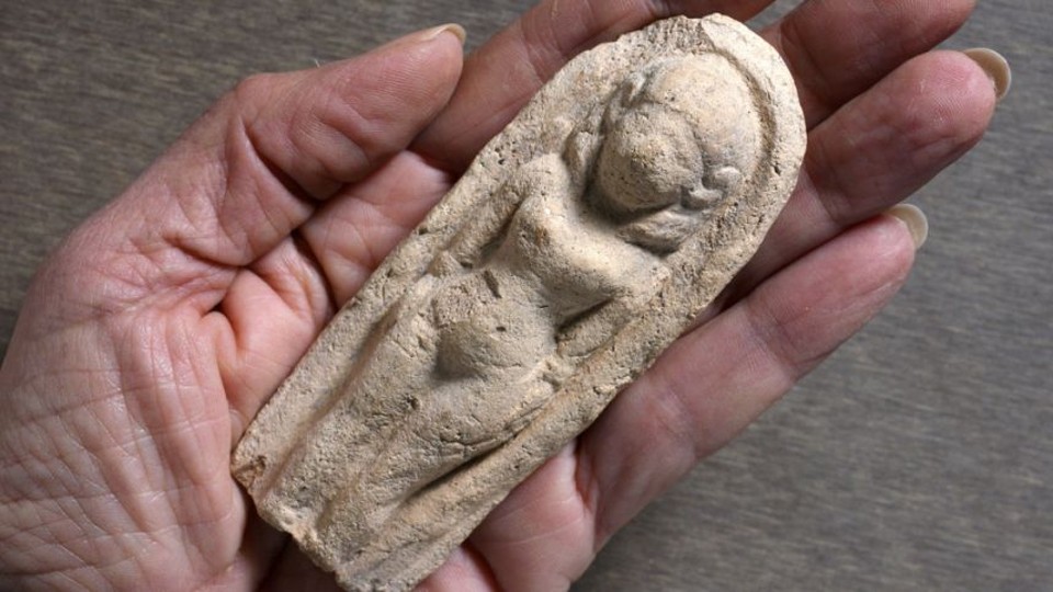 Estátua cabe na palma da mão e representa uma mulher nua. | Clara Amit (Israel Antiquities Authority)/Divulgação