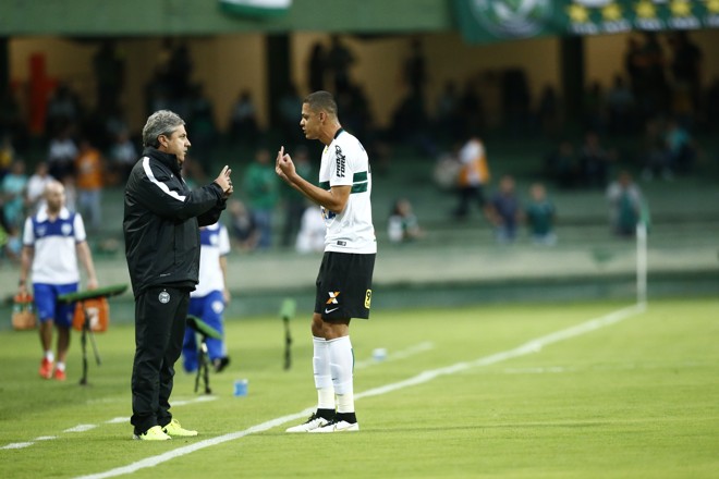 Técnico Gilson Kleina orienta o zagueiro Walisson Mai no Couto Pereira. | Hugo Harada/Gazeta do Povo