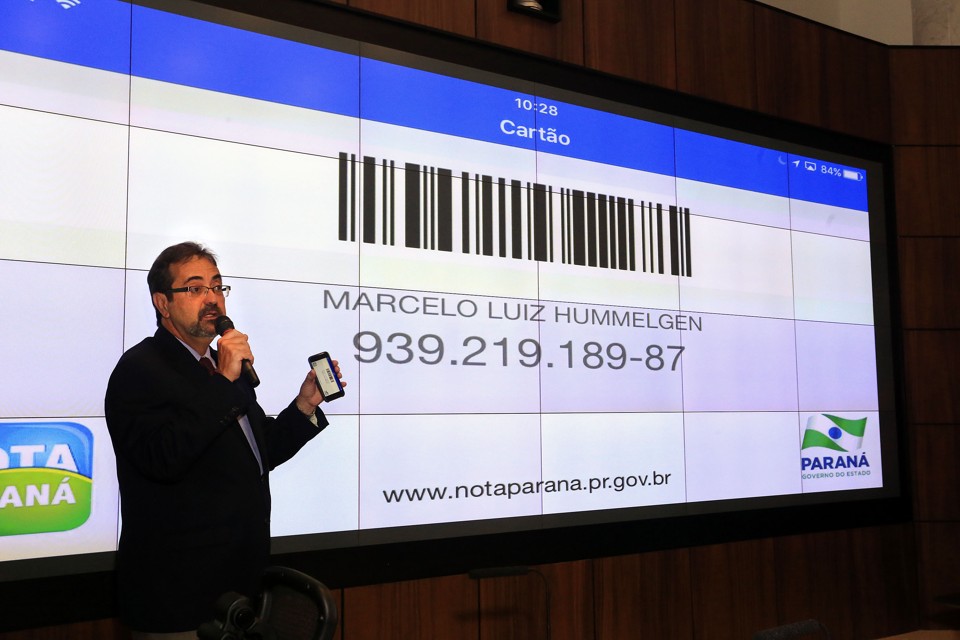 O diretor-geral da Fazenda, George Tormin, explica o funcionamento do aplicativo Nota Paraná: CPF em código de barras. | Arnaldo Alves/ANPr