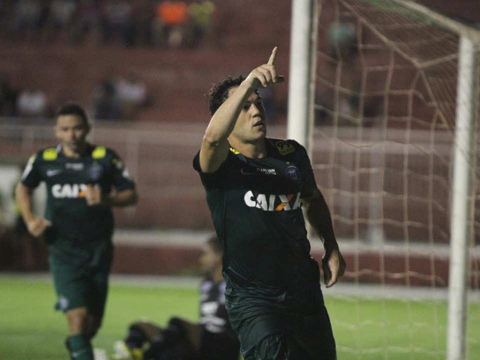 Kléber Gladiador comemora a noite iluminada diante do Foz do Iguaçu: três gols do craque da rodada. | Coritiba/Divulgação