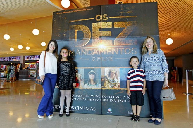 Na foto a Cristina com os filhos Gustavo, Stefany e a pequena Lorena, foram na estreia do filme Os Dez Mandamentos. | Antônio More/Gazeta do Povo