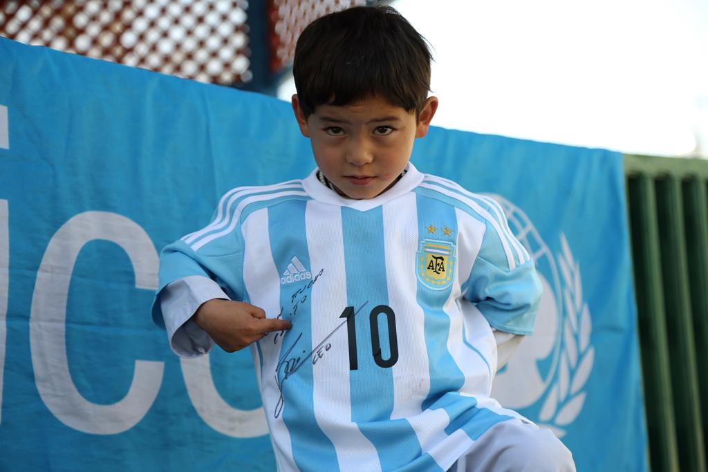 Murtaza Ahmadi com o presente de Messi: menino virou sensação ao vestir camisa da Argentina feita de sacola. | Mahdy Mehraeen/AFP
