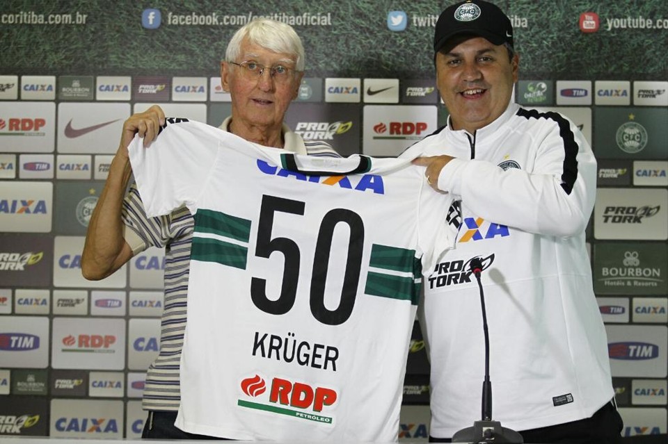 Técnico Gilson Kleina com Krüger e a camisa dos 50 anos do trabalho do Flecha Loira no Couto. | Jonathan Campos/Gazeta do Povo