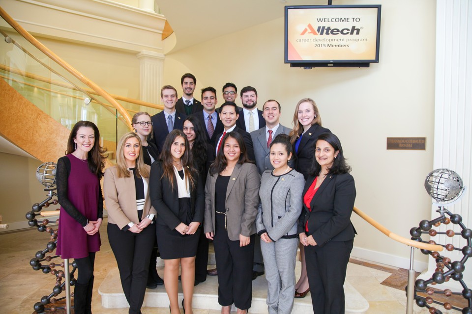 Guilherme El Sayed (ao centro, de camisa azul) foi o único brasileiro no de trainee da Alltech em 2014. | /Divulgação