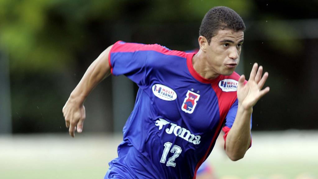 O atacante Leonardo, durante treino do Paraná em 2006: jogador negocia a volta ao Tricolor. | Albari Rosa/Gazeta do Povo