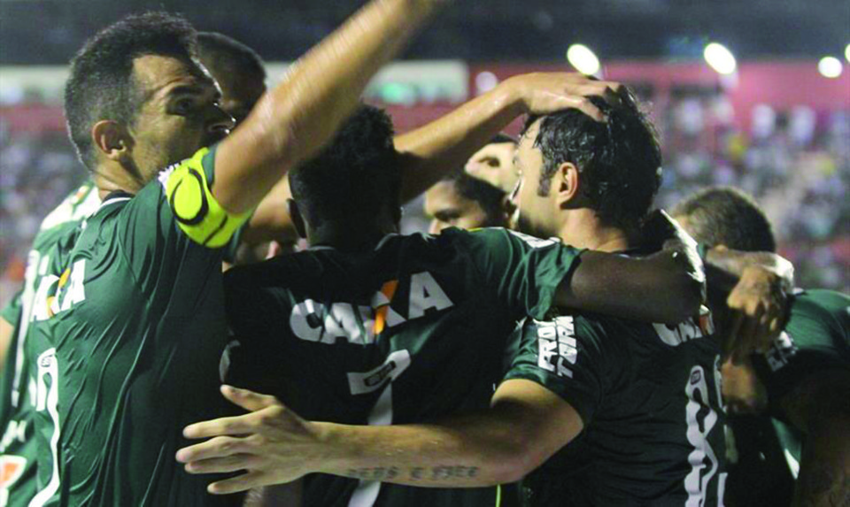 Jogadores do Coritiba comemoram  mais um gol marcado por Kléber. Desempenho ofensivo agradou o treinador. | Divulgação/Site do Coxa