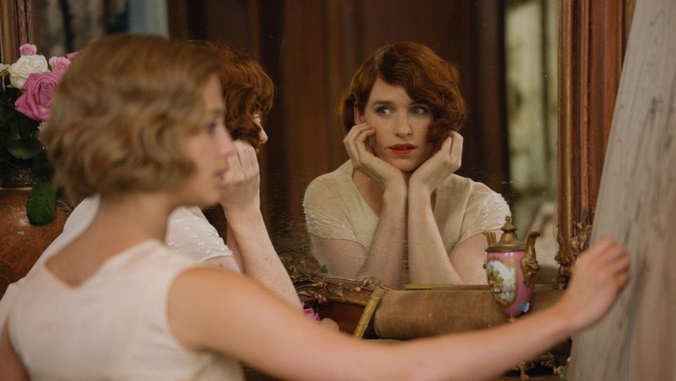 Eddie Redmayne (à direita) vive o pintor Einar Wegener, que mudou de sexo em 1930. | Divulgação