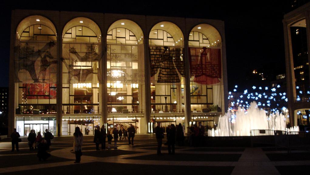 Fachada do Metropolitan Opera, em Nova York. | Blehgoaway/Wikimedia Commons