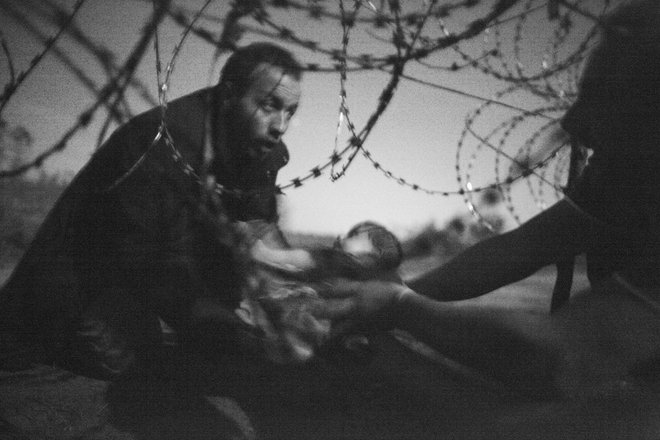 Foto de um refugiado passando por uma cerca na Hungria foi eleita a “Foto do Ano” | Warren Richardson