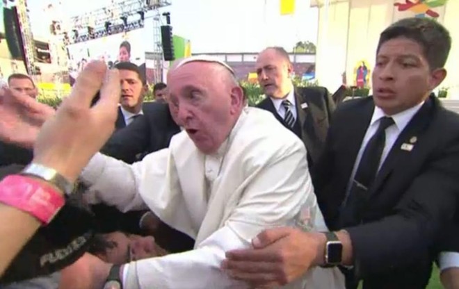 Papa Francisco quase é derrubado por fiel durante encontro com fiéis no México | GABRIEL BOUYS/AFP