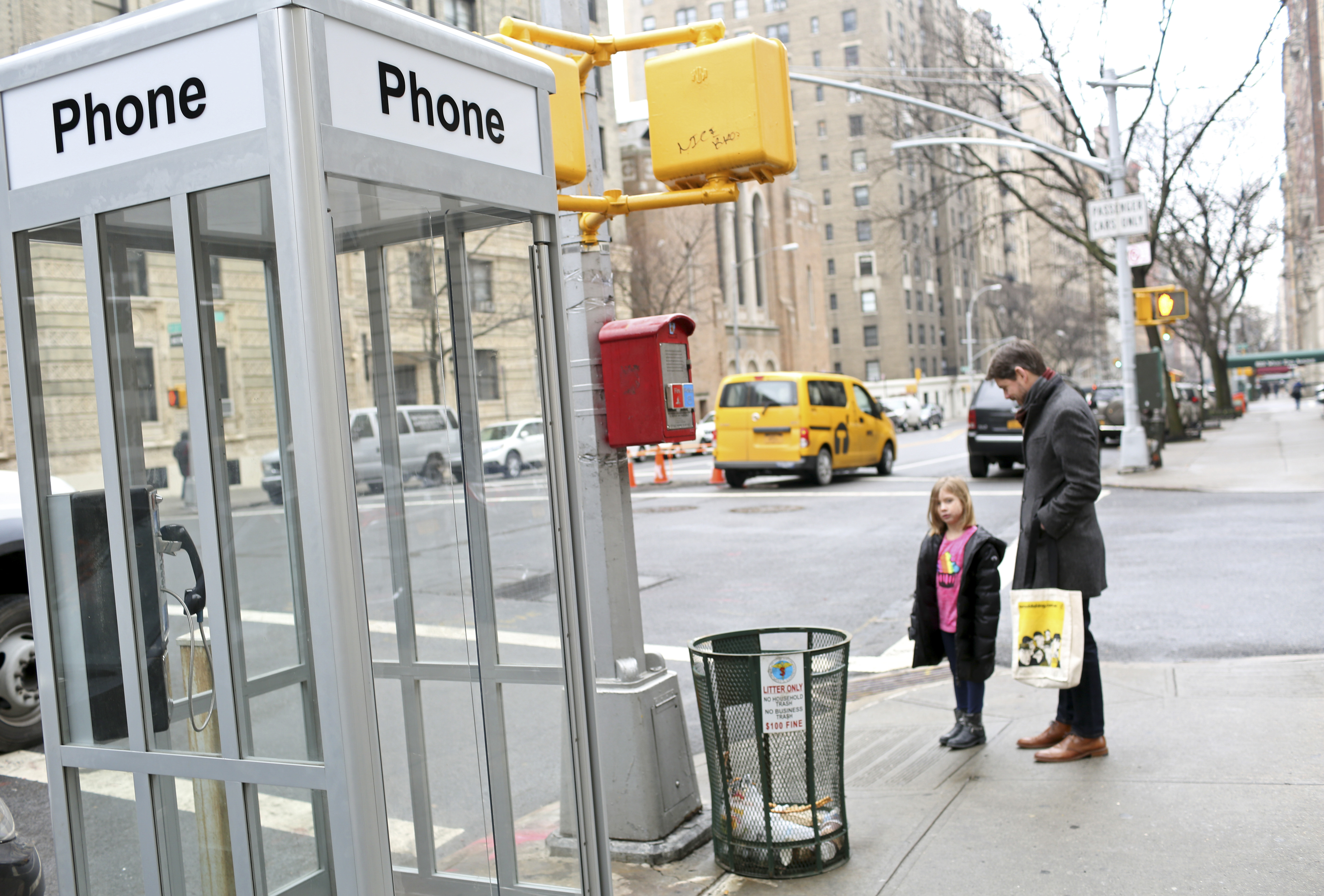 Nova cabine telefônica foi instalada na West End Avenu­e com 101st Stree­t, em Manha­ttan | YANA PASKOVA/NYT