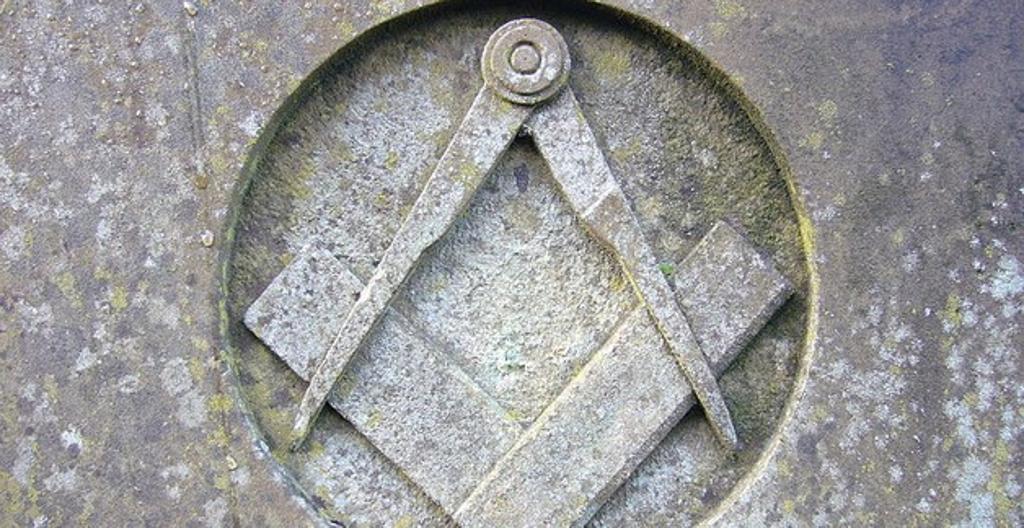 Esquadro e compasso, um dos símbolos da maçonaria | /Reprodução