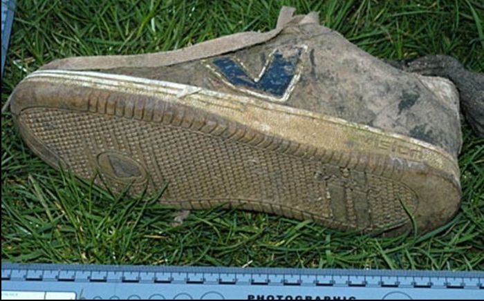 Um dos tênis encontrados na região da Columbia Britânica, onde a maior parte dos casos ocorreu | Reprodução (Polícia de British Columbia)