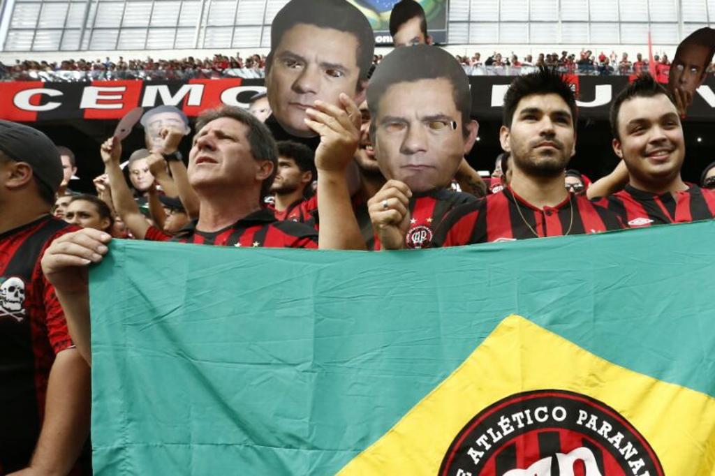 Torcedores do Atlético com máscaras do juiz Sergio Moro no Atletiba de domingo. | Hugo Harada/Gazeta do Povo