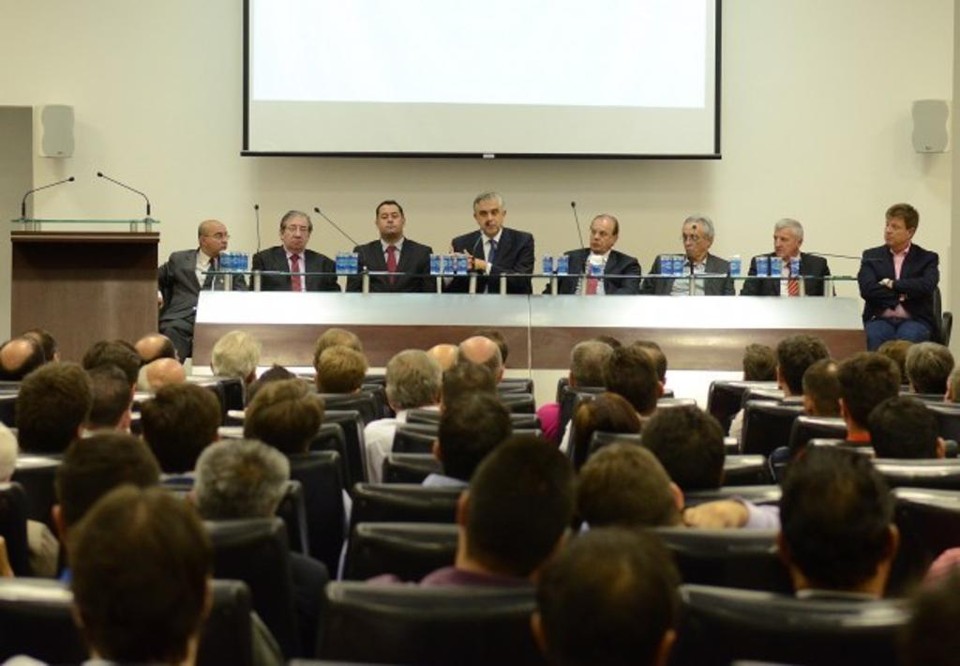 Reunião do Deliberativo, presidida por Mario Celso Petraglia, aprovou a venda dos direitos de transmissão dos Brasileiros entre 2019 e 2024 para TV fechada. | Gustavo Oliveira/Site oficial Atlético