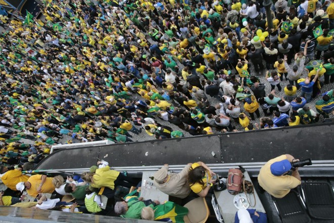 Para assistir às manifestações da sacada de um hotel na Boca Maldita, manifestantes pagaram cerca de R$ 20 | Pedro Serapio/Gazeta do Povo