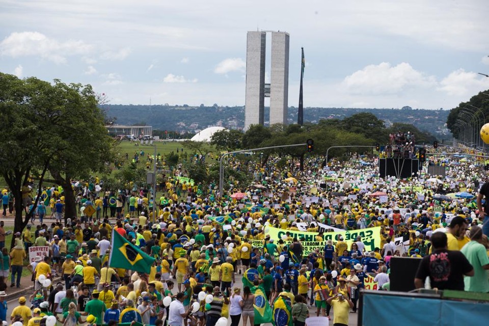Em Brasília, manifestação contra Dilma reúne 100 mil pessoas O movimento neste domingo foi maior do que o registrado em março de 2015, quando segundo dados da PM, cerca de 40 mil pessoas participaram de manifestação contra o governo petista na capital federal. | Ed Ferreira/Folhapres