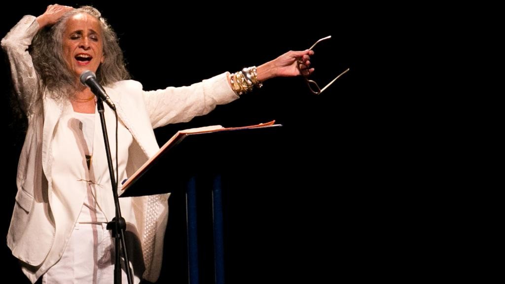 Bethânia cantou e leu poemas na noite de abertura.