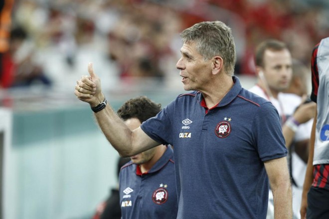 Será que o técnico Paulo Autuori aprovou sua estreia pelo Atlético? Tá parecendo que sim. | Gazeta do Povo