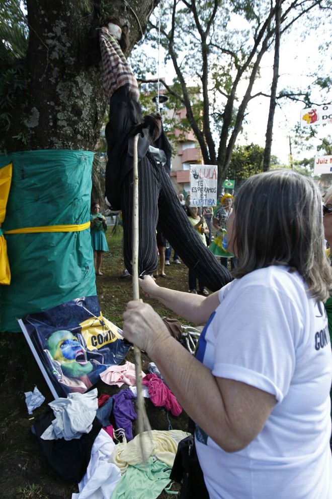 Na descrição do evento no Facebook, organizadores convocam curitibanos para “malhar os judas do nosso país”. | Jonathan Campos/Gazeta do Povo