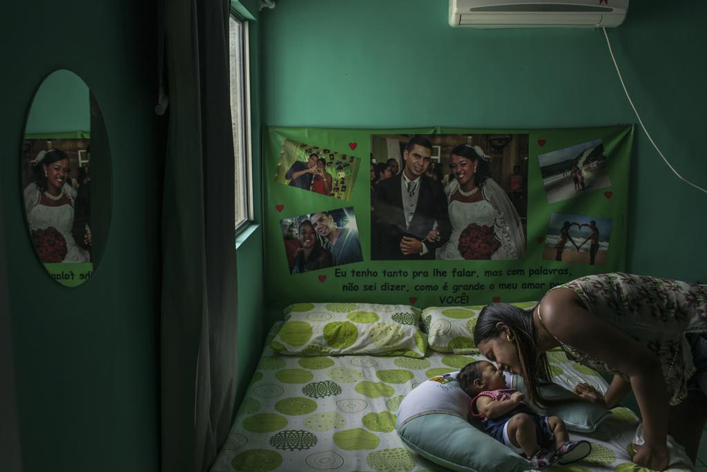 Germana Soares, com seu filho Guilherme, bebê com microcefalia. Rotina é de cuidados constantes. | Maurício Lima/The New York Times