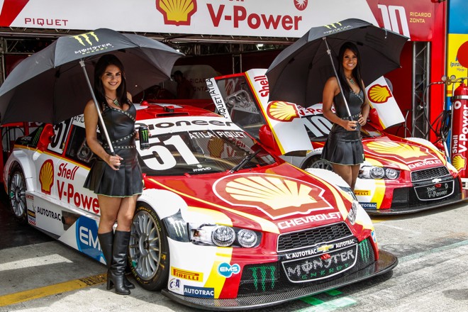 Grid girls marcaram presença no autódromo de Pinhais neste domi ngo (6) durante a primeira etapa da Stock Car. | Daniel Castellano/Gazeta do Povo