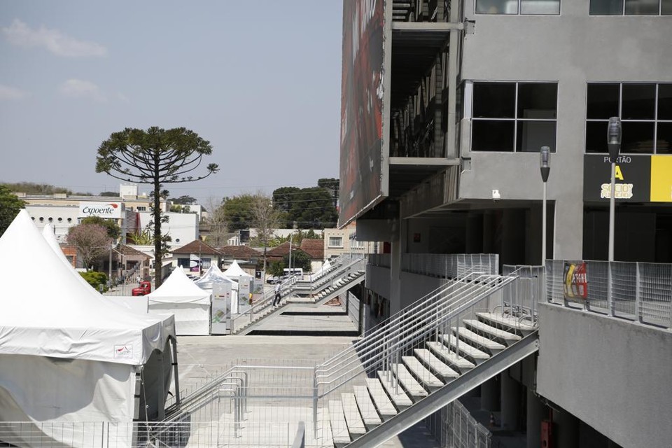 Decretos assinados pelo prefeito Gustavo Fruet garantem a quitação da dívida da Arena da Baixada. | Henry Milleo/Gazeta do Povo