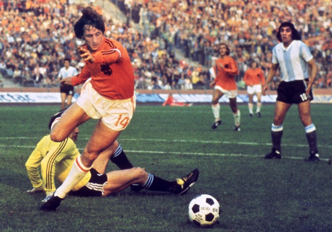 Cruyff em ação na Copa de 74, quando o “Carrossel Holandês” revolucionou o futebol. | STF/AFP