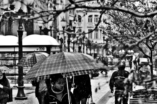 A chuva é presença constante no cotidiano do curitibano, foto na Rua XV de Novembro - Foto: Antônio More / Gazeta do Povo | 