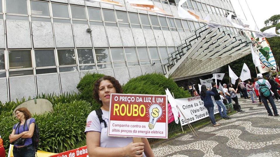Protesto em frente à sede da Copel, no início do mês: tarifa residencial da empresa subiu 104% desde meados de 2013. | Antônio More/Gazeta do Povo