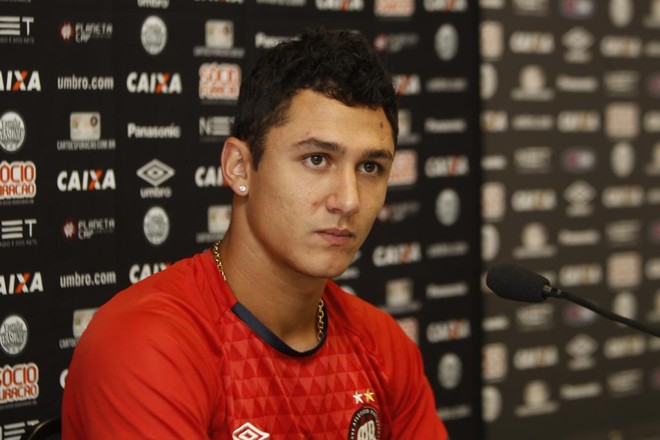 O meia Vinícius já foi expulso duas vezes na temporada: no clássico com o Paraná e na estreia da Copa do Brasil. | Aniele Nascimento/Gazeta do Povo