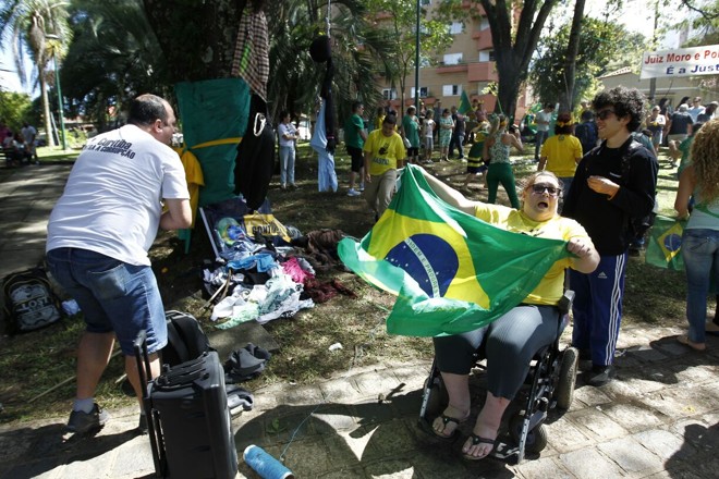 O protesto acontece em frente à Justiça Federal. | Jonathan Campos/Gazeta do Povo
